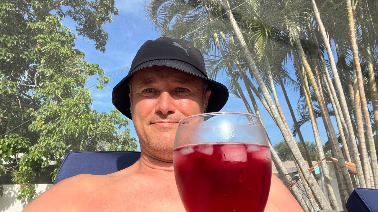 Sangria am Pool mit Blick auf die Palmen am neunten Tag in Florida