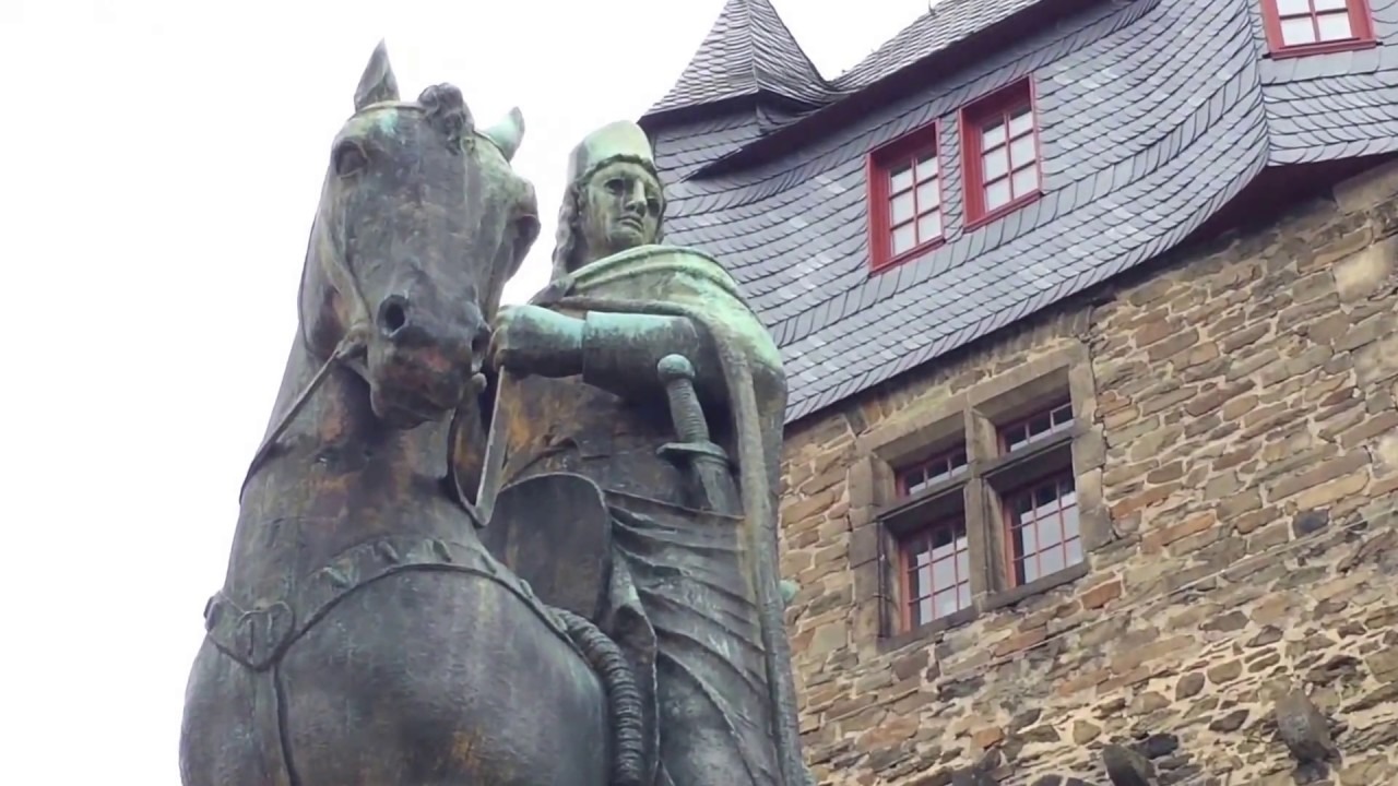 Schloss Burg in Solingen - groesste wiederaufgebaute Burganlage in NRW