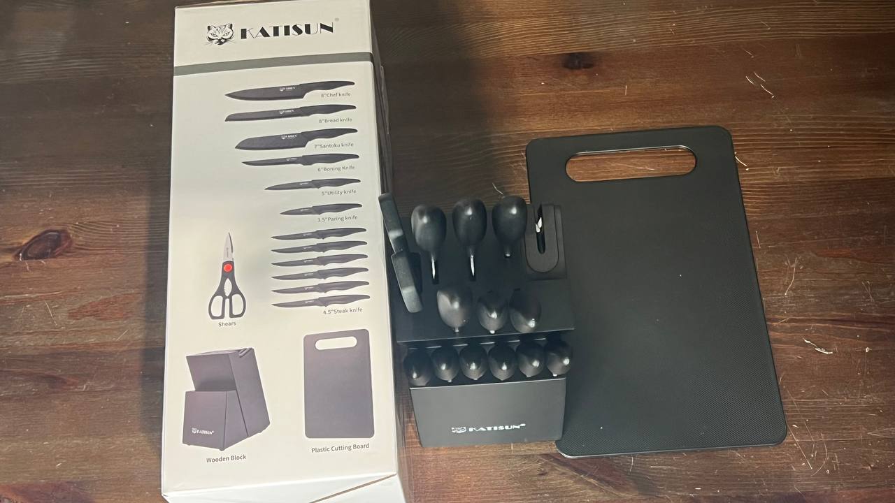 KATISUN Messerblock-Set mit 16-teiligem Küchenmesser-Set, Schneidebrett und Schärfer